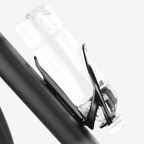 Portabotellas para cuadro de bicicleta eléctrica en blanco en una bicicleta