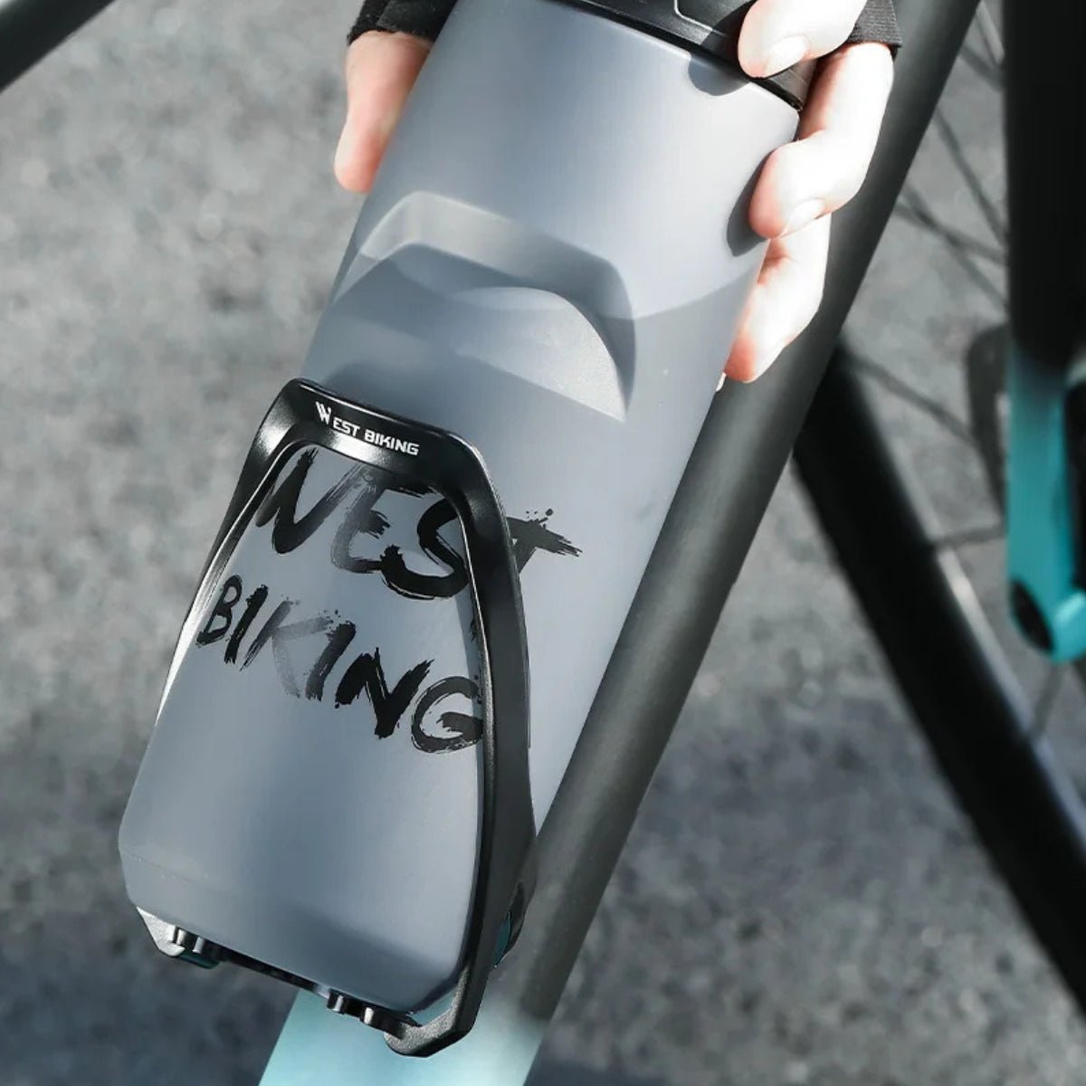Portabotellas para cuadro de bicicleta eléctrica en uso