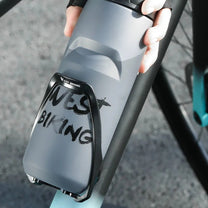 Portabotellas para cuadro de bicicleta eléctrica en uso