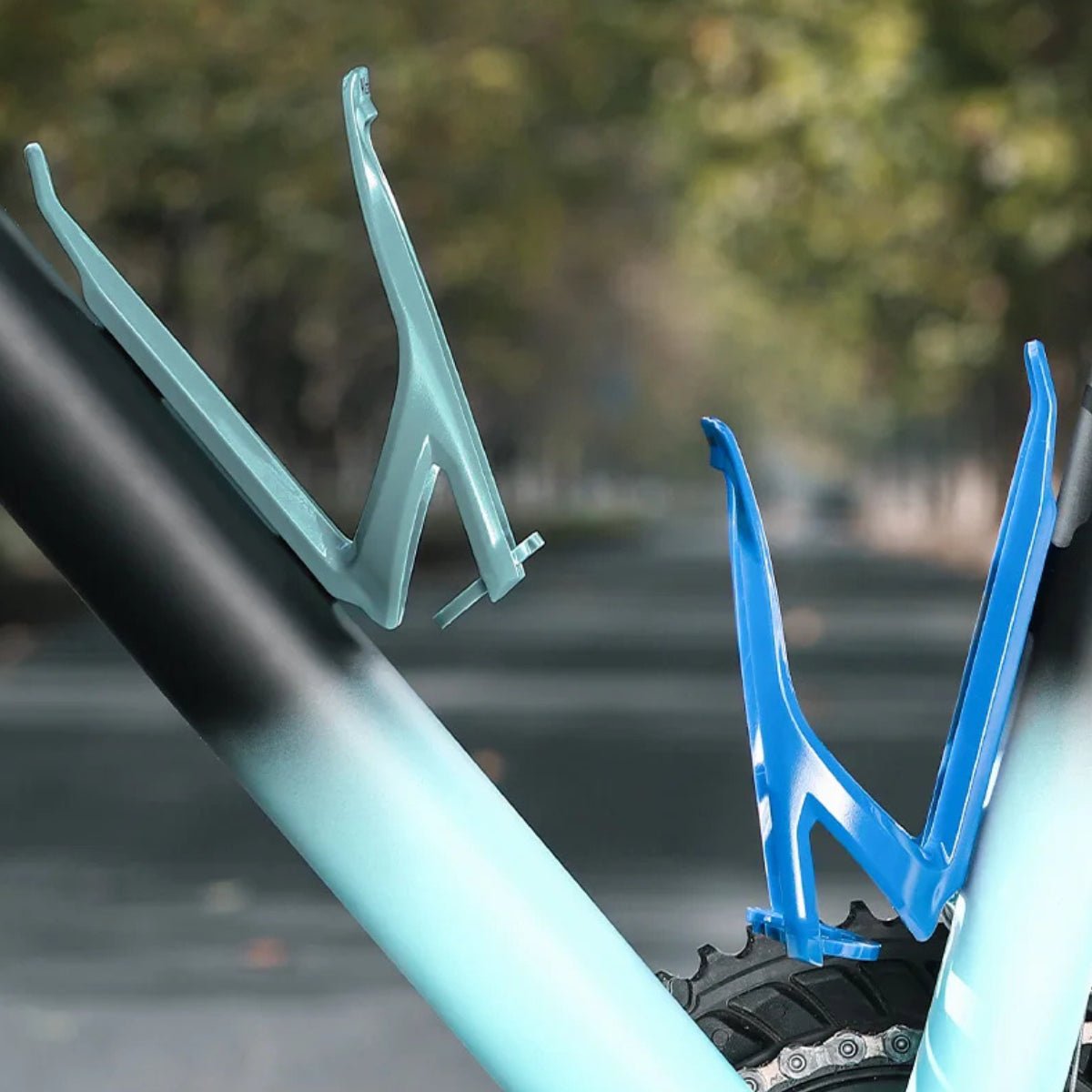 Portabotellas para cuadro de bicicleta eléctrica en azul en una bicicleta al aire libre