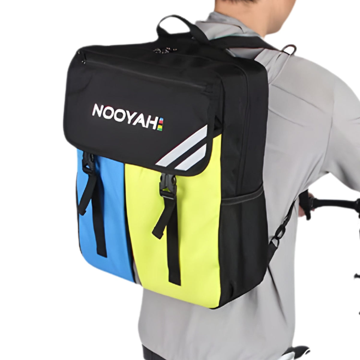 Bolsa de transporte para bicicleta plegable en una persona, vista de espaldas