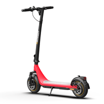 Patinete eléctrico HIKERBOY CURTIS DUAL PRO en vista frontal en ángulo desde el lado opuesto en color rojo