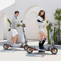 Dos personas con el patinete eléctrico iENYRID A1