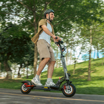 Hombre montando el patinete eléctrico iENYRID A1 en un parque