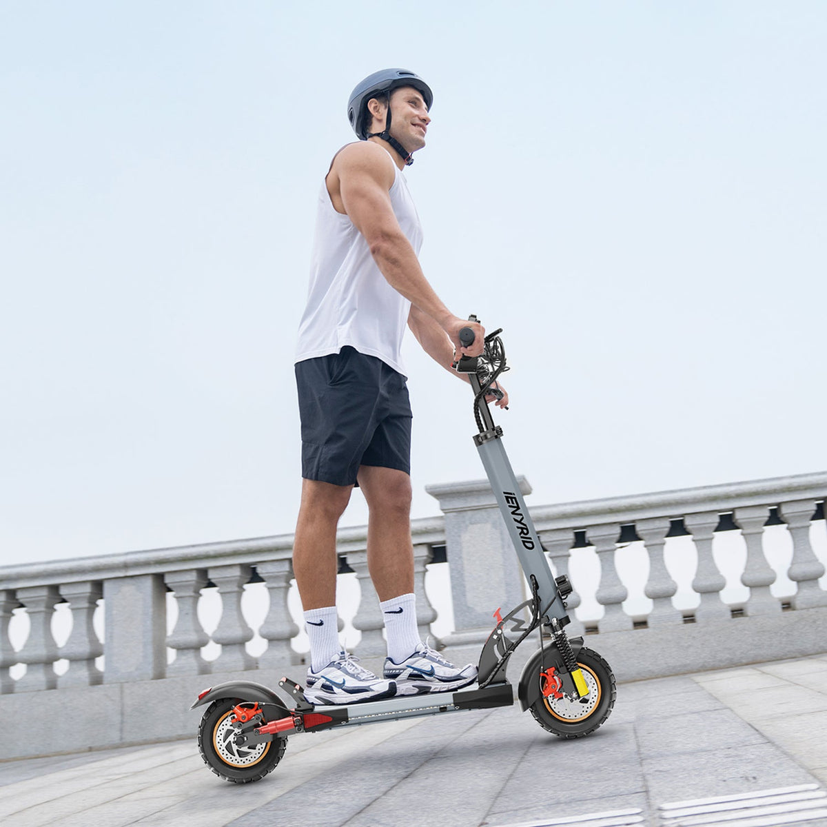 Hombre montando el patinete eléctrico iENYRID A1