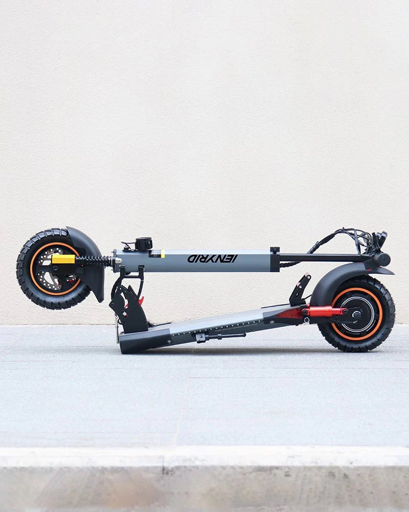 Patinete eléctrico iENYRID A1 plegado en interior