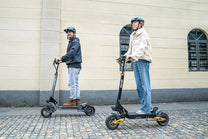 Dos personas con el patinete eléctrico iENYRID ES1 por una calle