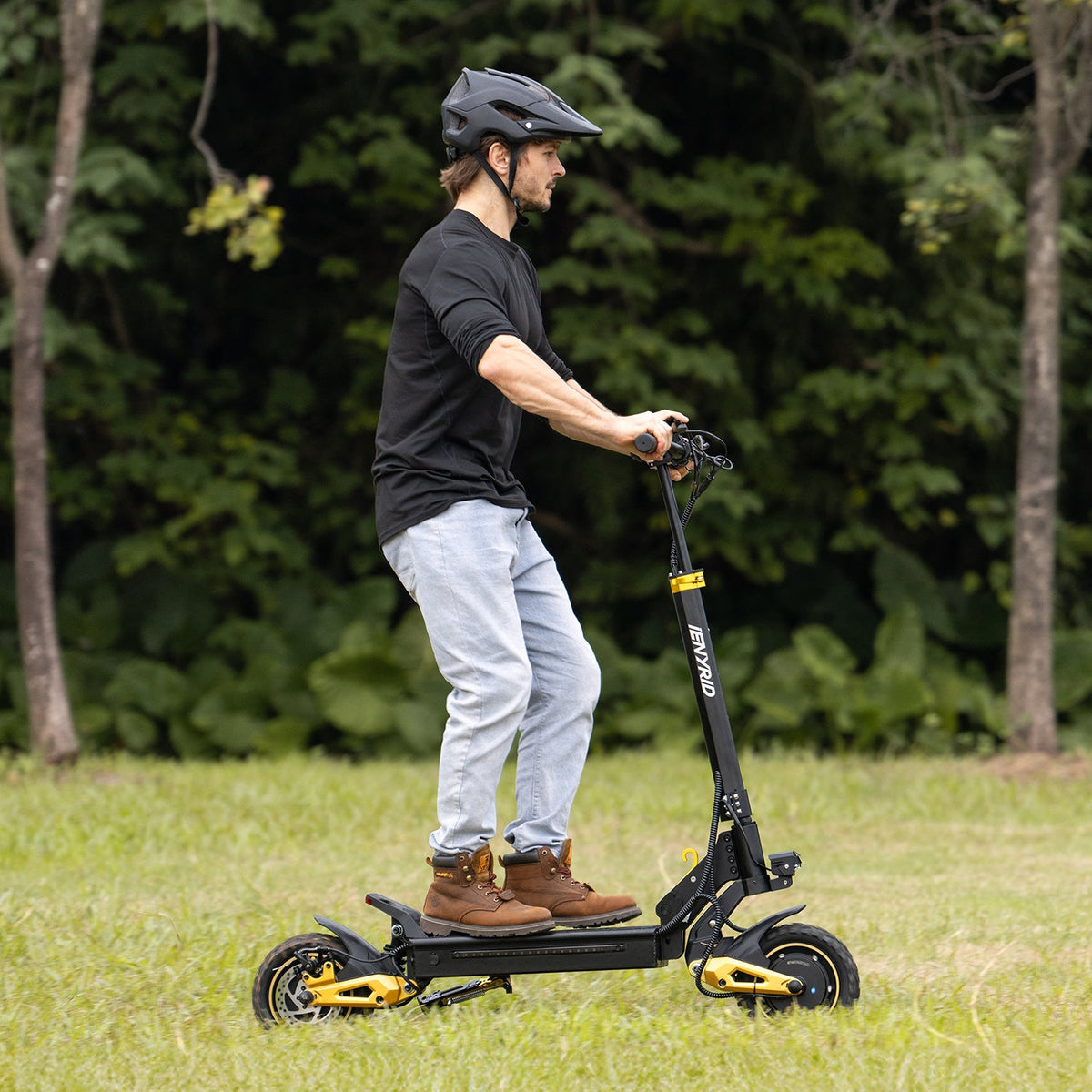 Hombre montando el patinete eléctrico iENYRID ES1 en un parque