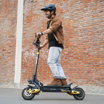 Hombre montando el patinete eléctrico iENYRID ES1 por una calle