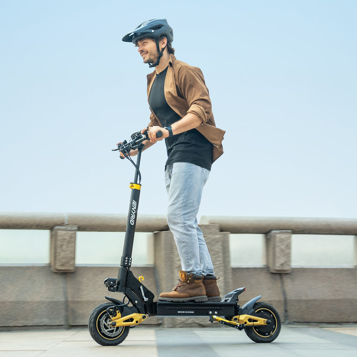 Hombre montando el patinete eléctrico iENYRID ES1
