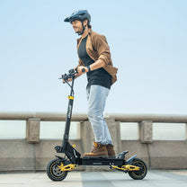 Hombre montando el patinete eléctrico iENYRID ES1