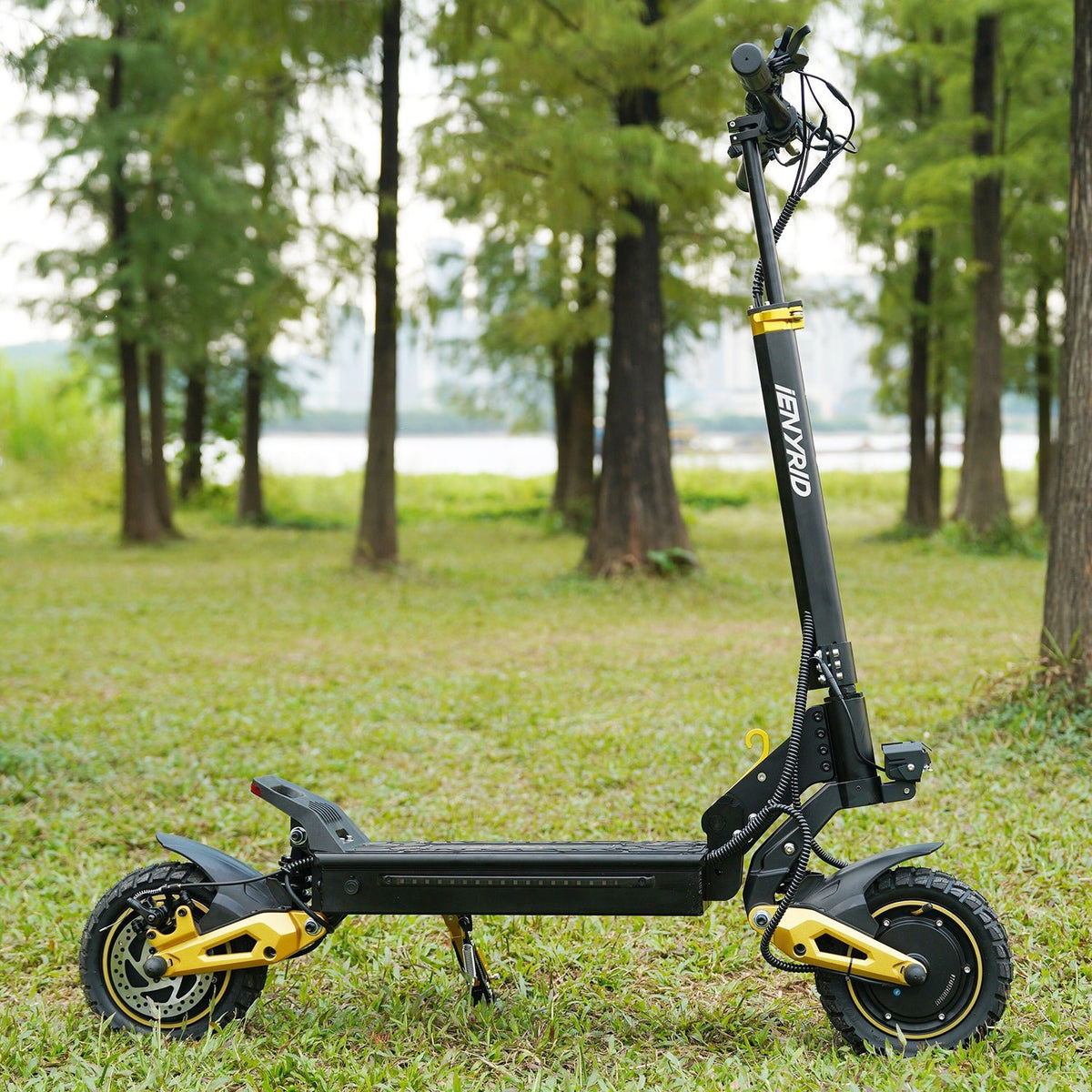 Patinete eléctrico iENYRID ES1 en vista frontal en ángulo en un parque