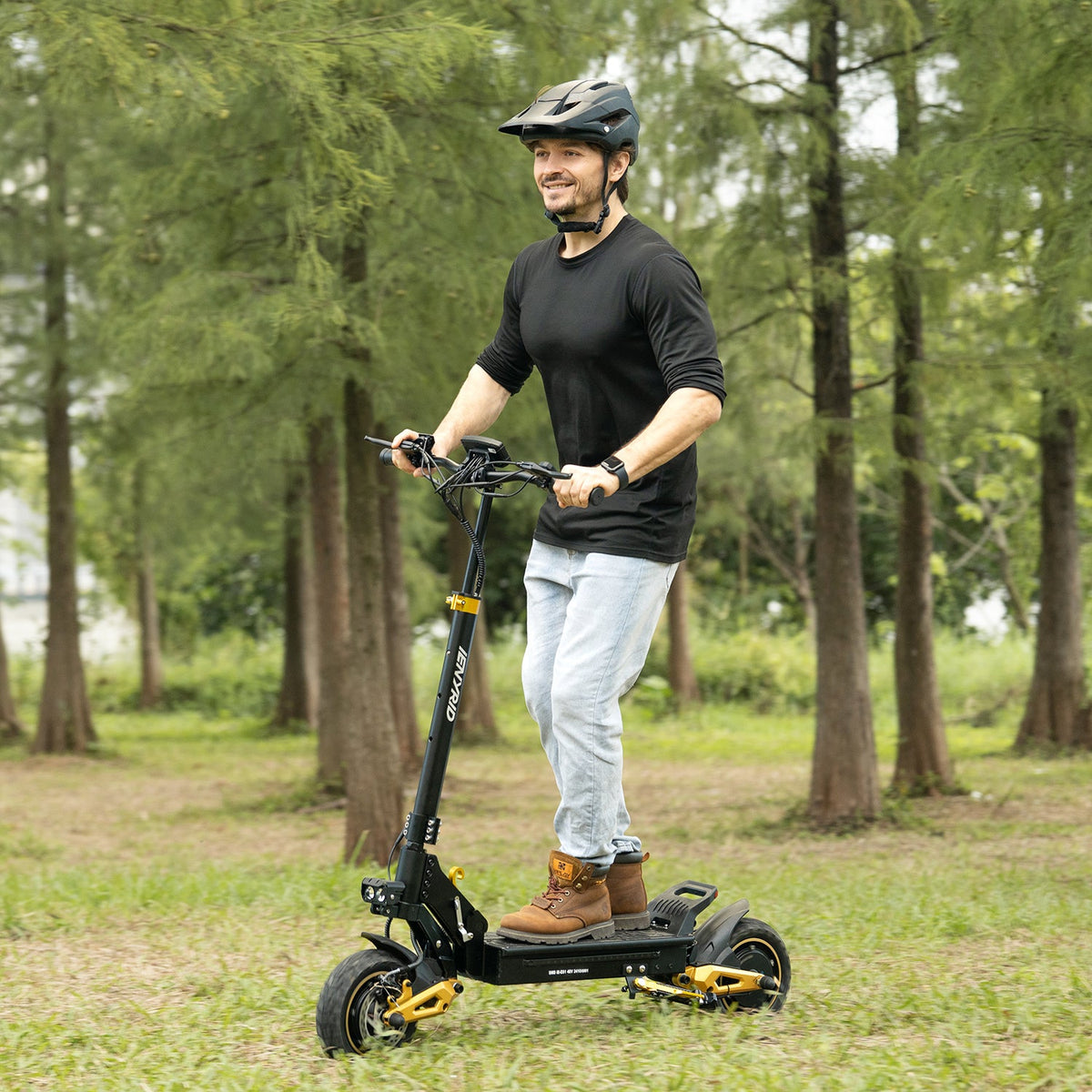 Hombre montando el patinete eléctrico iENYRID ES1 en un parque