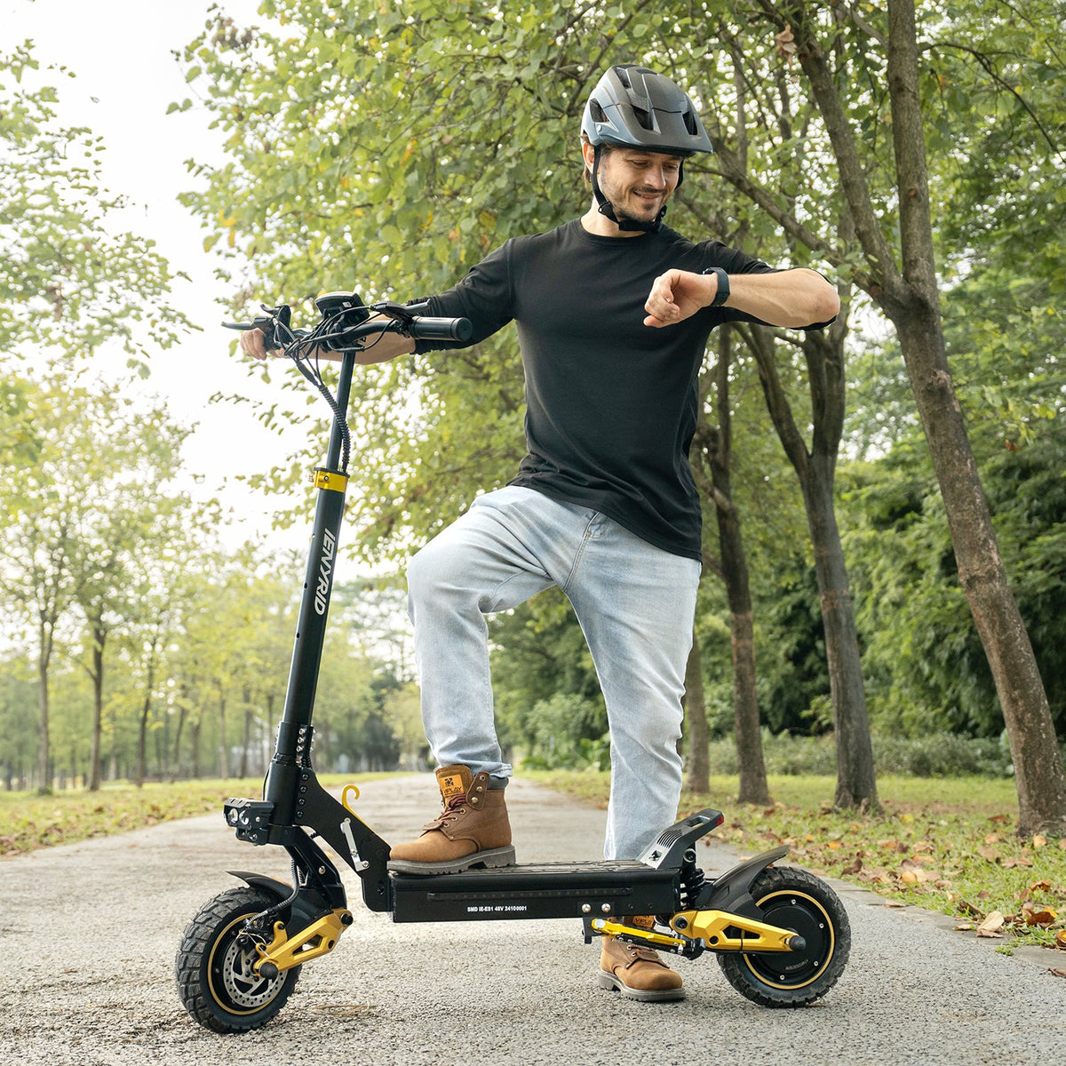 Hombre montando el patinete eléctrico iENYRID ES1 en un parque