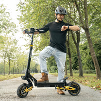 Hombre montando el patinete eléctrico iENYRID ES1 en un parque