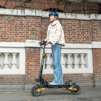 Persona montando el patinete eléctrico iENYRID ES1 por una calle