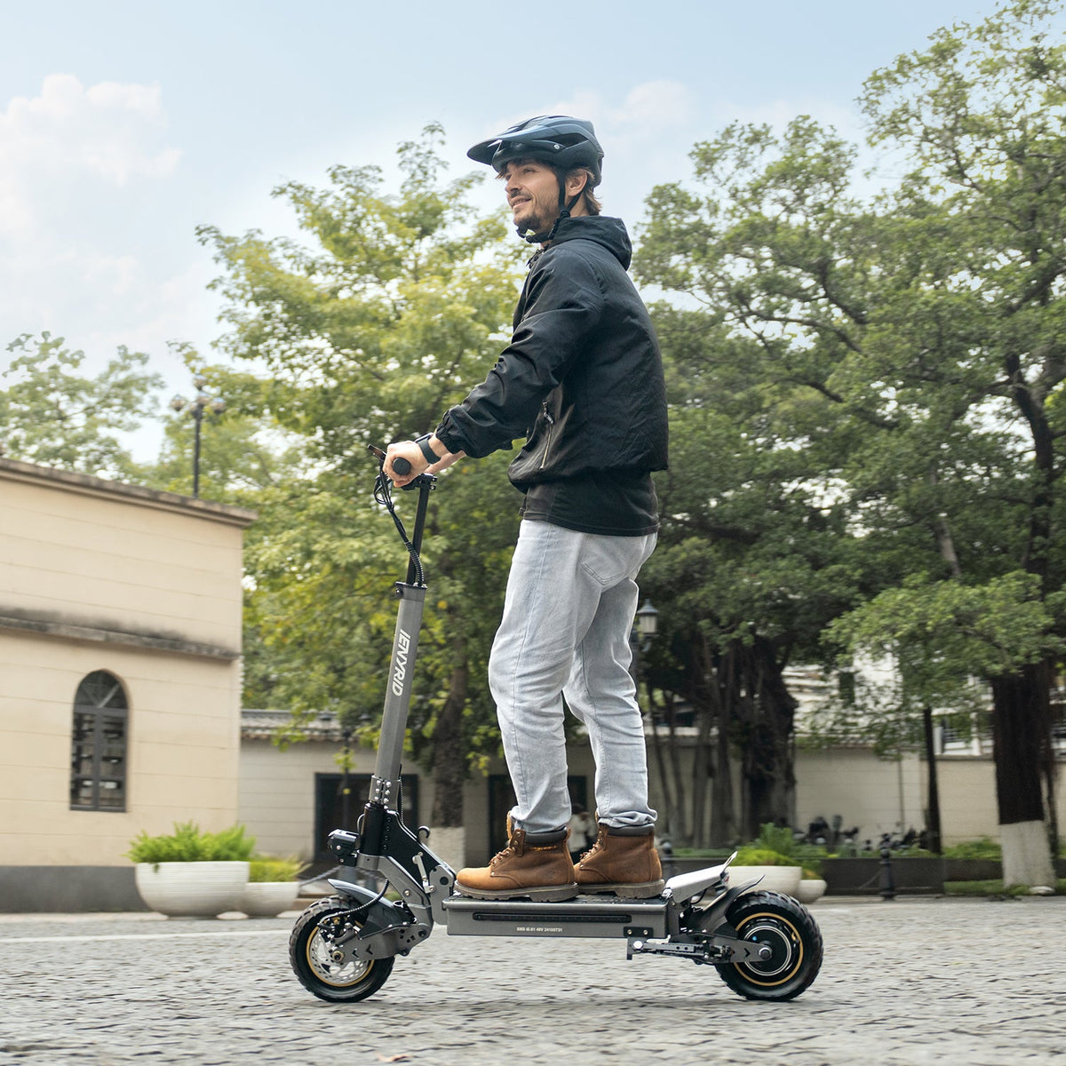 Hombre montando el patinete eléctrico iENYRID S1 por una calle