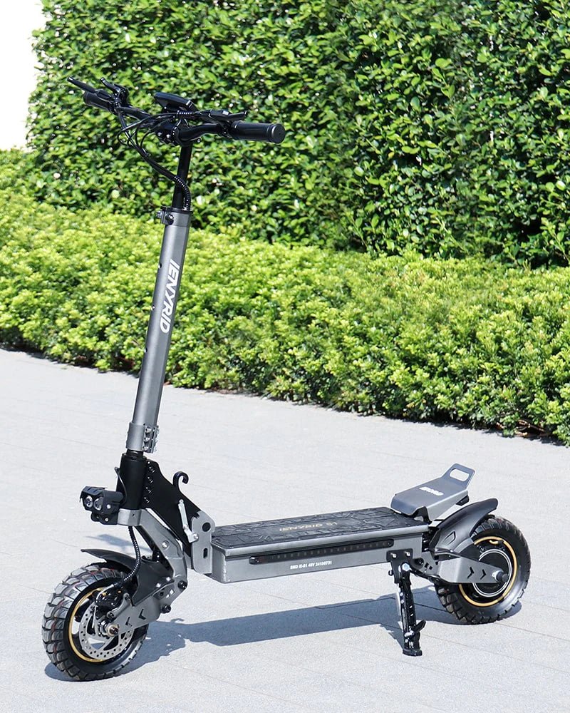 Patinete eléctrico iENYRID S1 en vista frontal en ángulo en un parque
