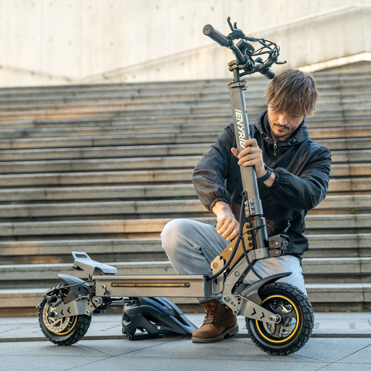Patinete eléctrico iENYRID S1 plegado
