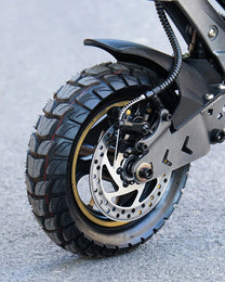 Primer plano del neumático del iENYRID S1