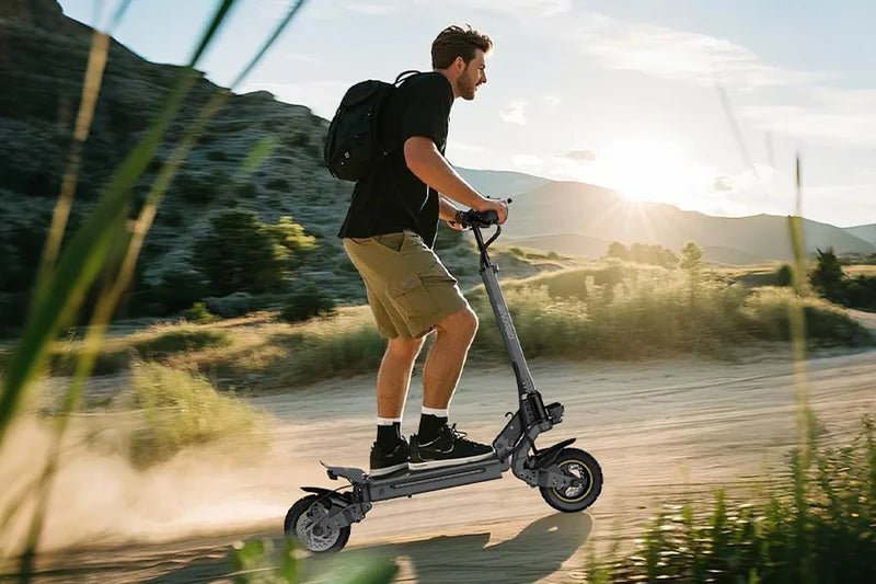 Hombre montando el patinete eléctrico iENYRID S1 al atardecer