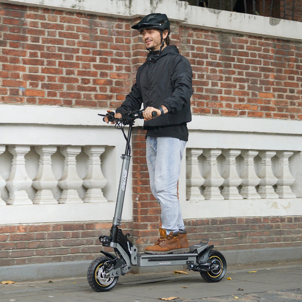 Hombre montando el patinete eléctrico iENYRID S1 por una calle