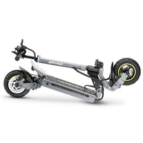 Patinete eléctrico iENYRID S1 plegado, desde el lado opuesto