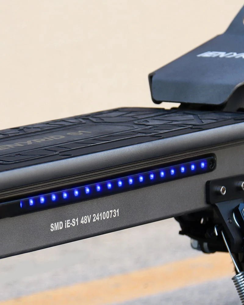 Patinete eléctrico iENYRID S1 con las luces encendidas