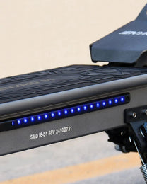 Patinete eléctrico iENYRID S1 con las luces encendidas