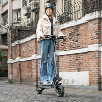 Mujer montando el patinete eléctrico iENYRID S1 por una calle