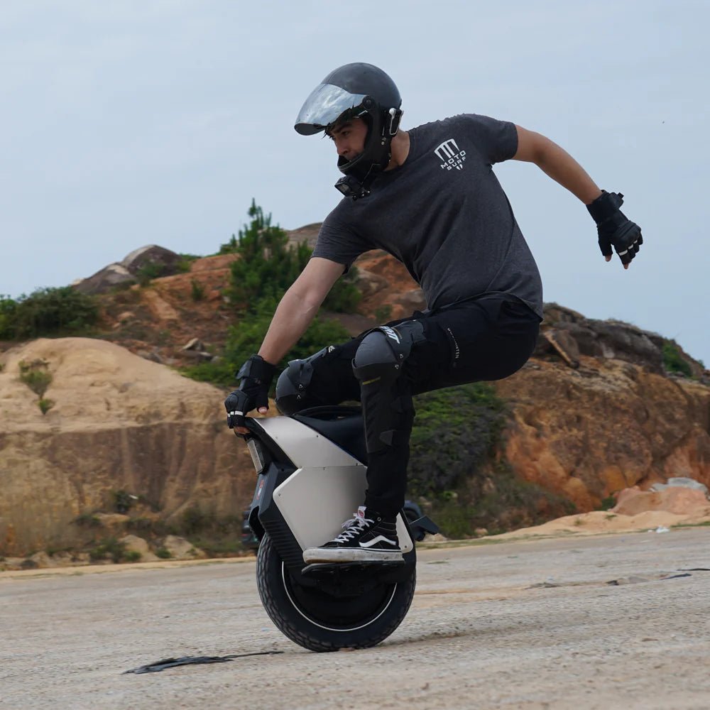 Hombre montando el monociclo eléctrico InMotion V12S