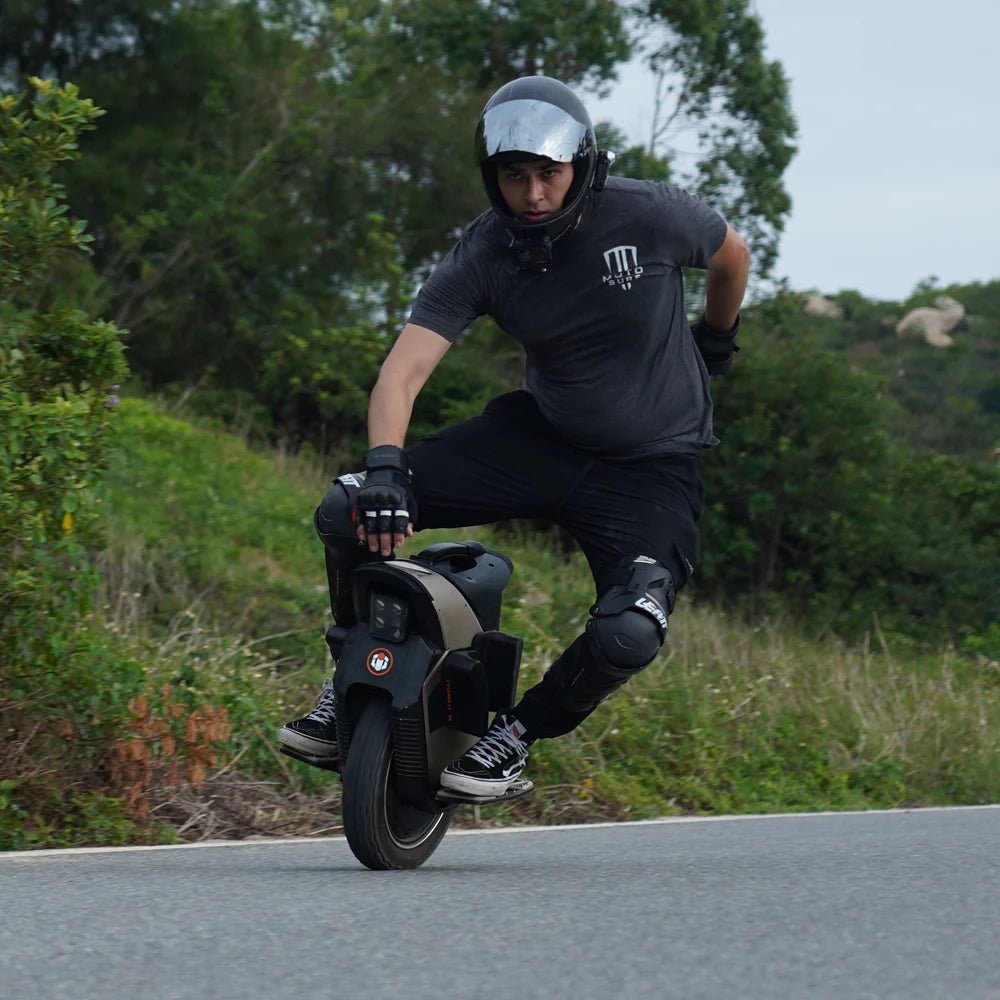 Hombre montando el monociclo eléctrico InMotion V12S por la carretera