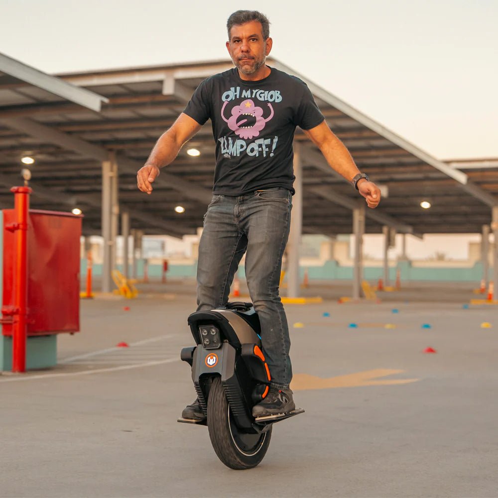 Hombre montando el monociclo eléctrico InMotion V12S