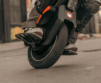 Persona montando el monociclo eléctrico InMotion V12S