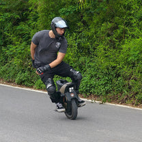 Hombre montando el monociclo eléctrico InMotion V12S por la carretera
