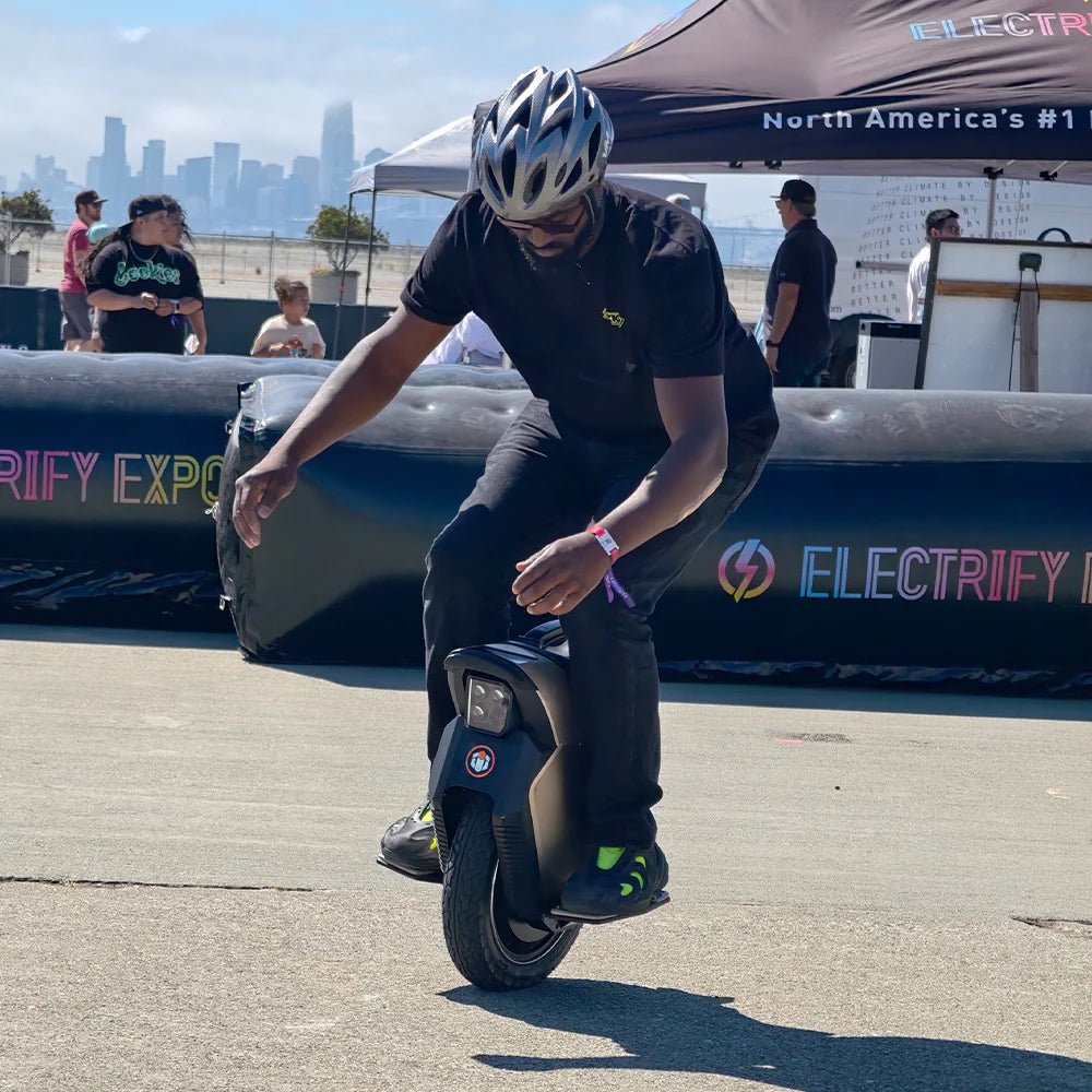 Hombre montando el monociclo eléctrico InMotion V12S
