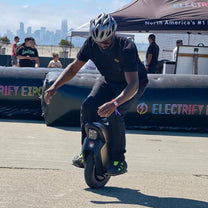 Hombre montando el monociclo eléctrico InMotion V12S