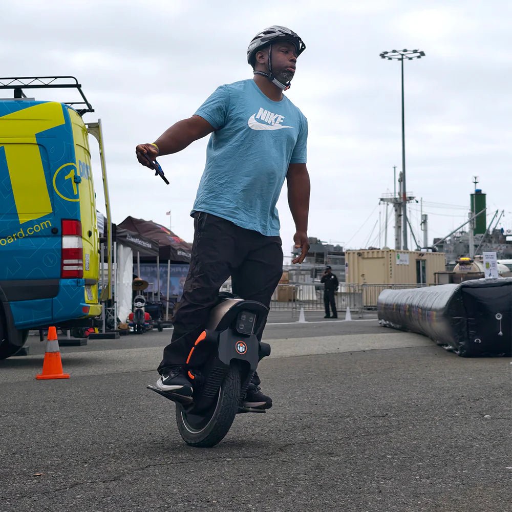 Hombre montando el monociclo eléctrico InMotion V12S por la ciudad