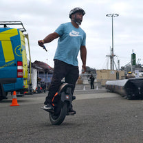 Hombre montando el monociclo eléctrico InMotion V12S por la ciudad