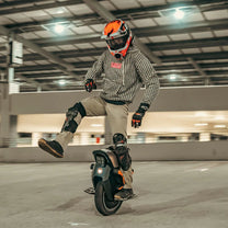 Persona montando el monociclo eléctrico InMotion V12S