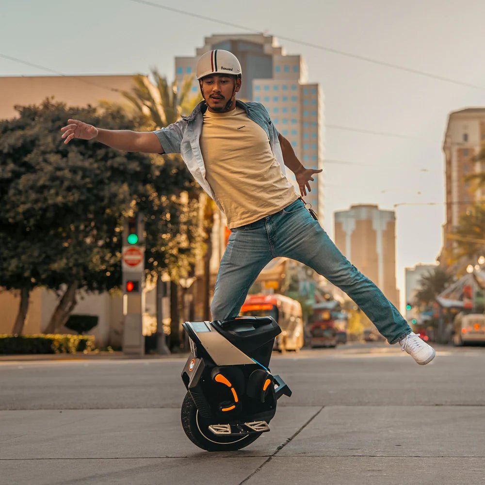 Hombre montando el monociclo eléctrico InMotion V12S por la ciudad