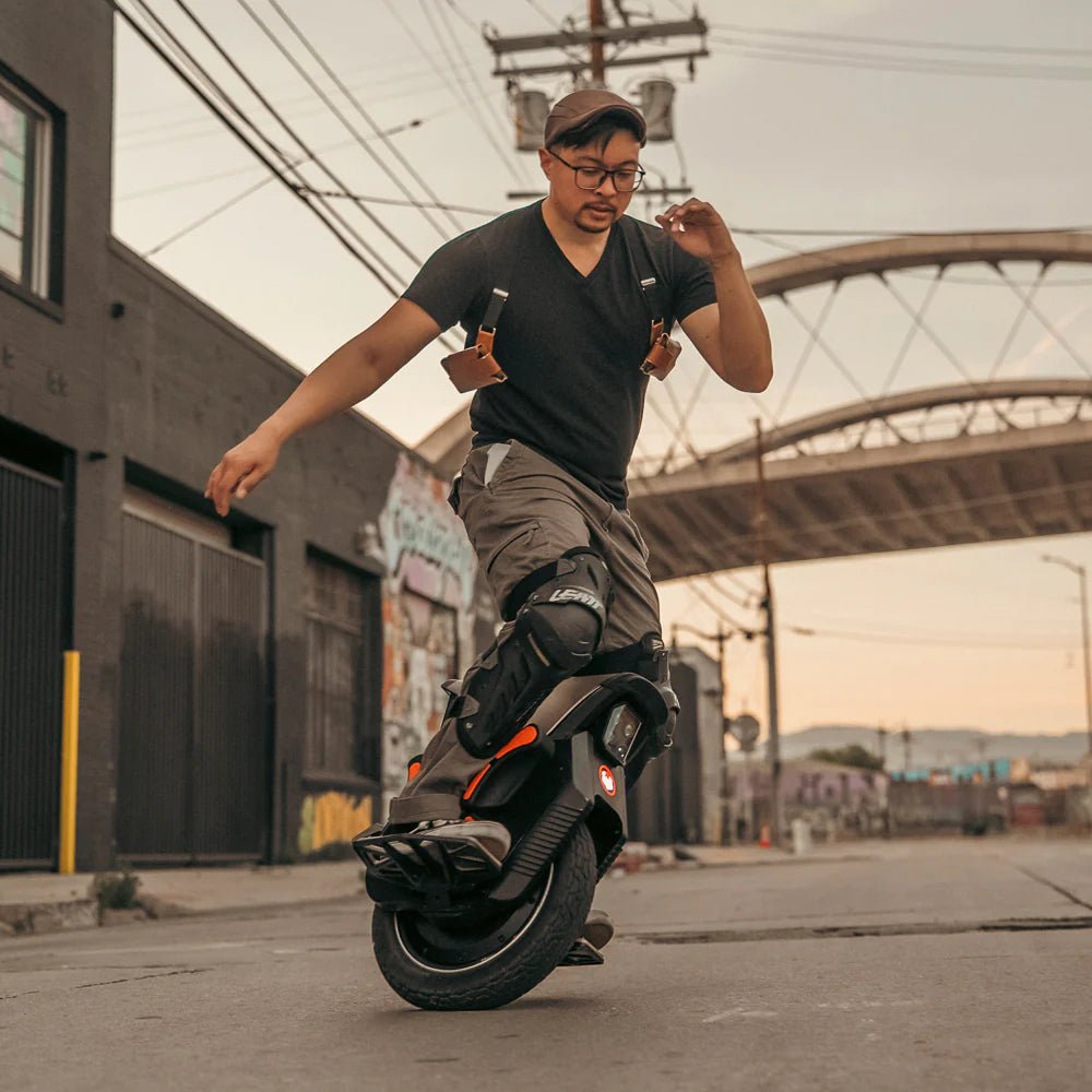 Hombre montando el monociclo eléctrico InMotion V12S por la ciudad