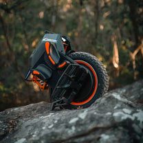 Monociclo eléctrico InMotion V14 Adventure en vista frontal en ángulo