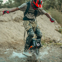 Persona montando el monociclo eléctrico InMotion V14 Adventure por un sendero