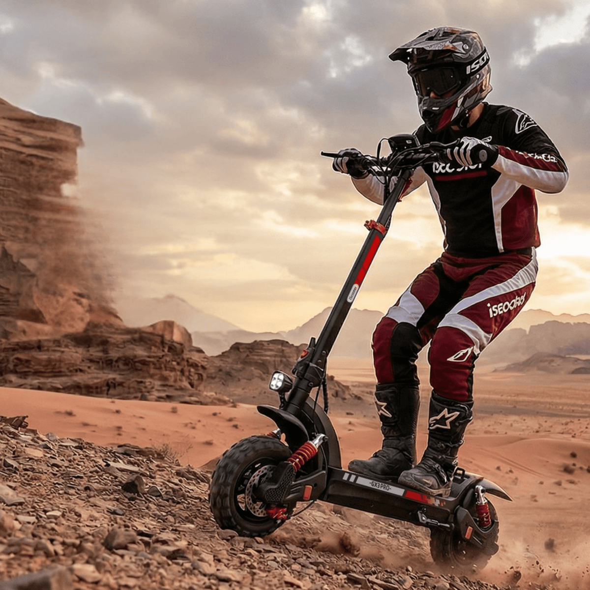 Persona de pie junto al patinete eléctrico iScooter GX3 Pro sobre terreno arenoso