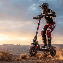Piloto con el patinete eléctrico iScooter GX3 Pro fuera de pista