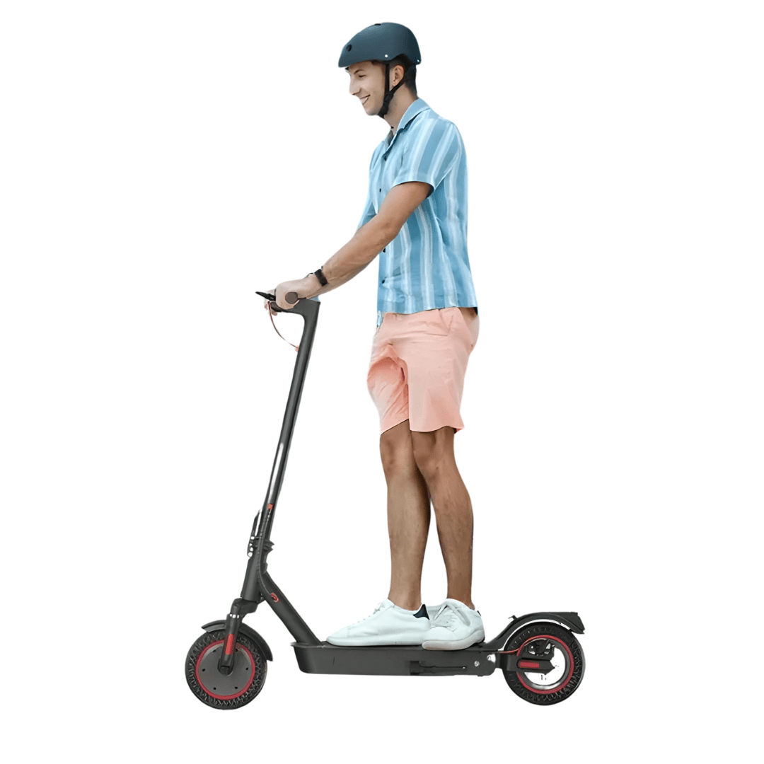 Persona de pie junto al patinete eléctrico iScooter i9 Max sobre fondo blanco