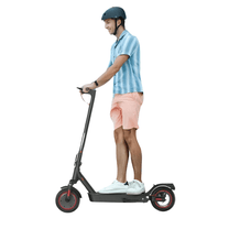 Persona de pie junto al patinete eléctrico iScooter i9 Max sobre fondo blanco