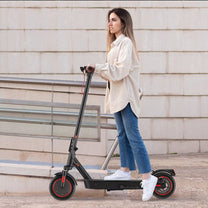 Mujer de pie junto al patinete eléctrico iScooter i9 Max