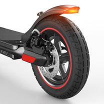 Rueda trasera del iScooter i9M en primer plano